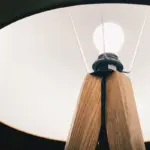 Standerlampe med stor skærm - flere gode råd før du køber og et par tips til indretningen med den