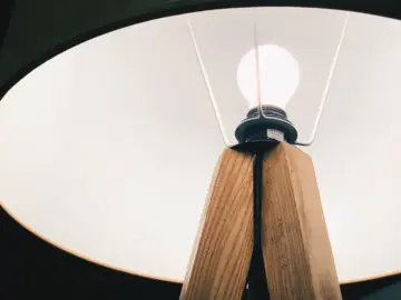 Standerlampe med stor skærm - flere gode råd før du køber og et par tips til indretningen med den