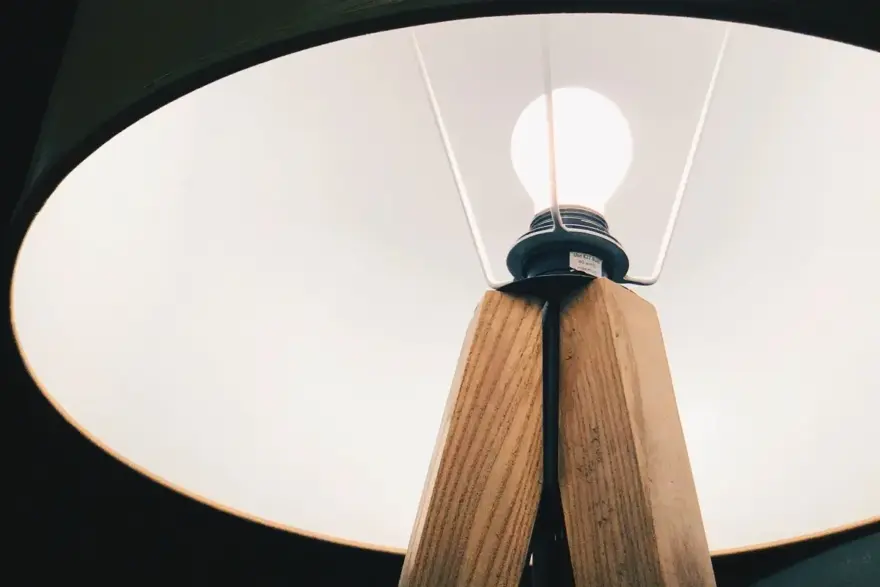 Standerlampe med stor skærm – flere gode råd før du køber og et par tips til indretningen med den Standerlampe med stor skærm - flere gode råd før du køber og et par tips til indretningen med den